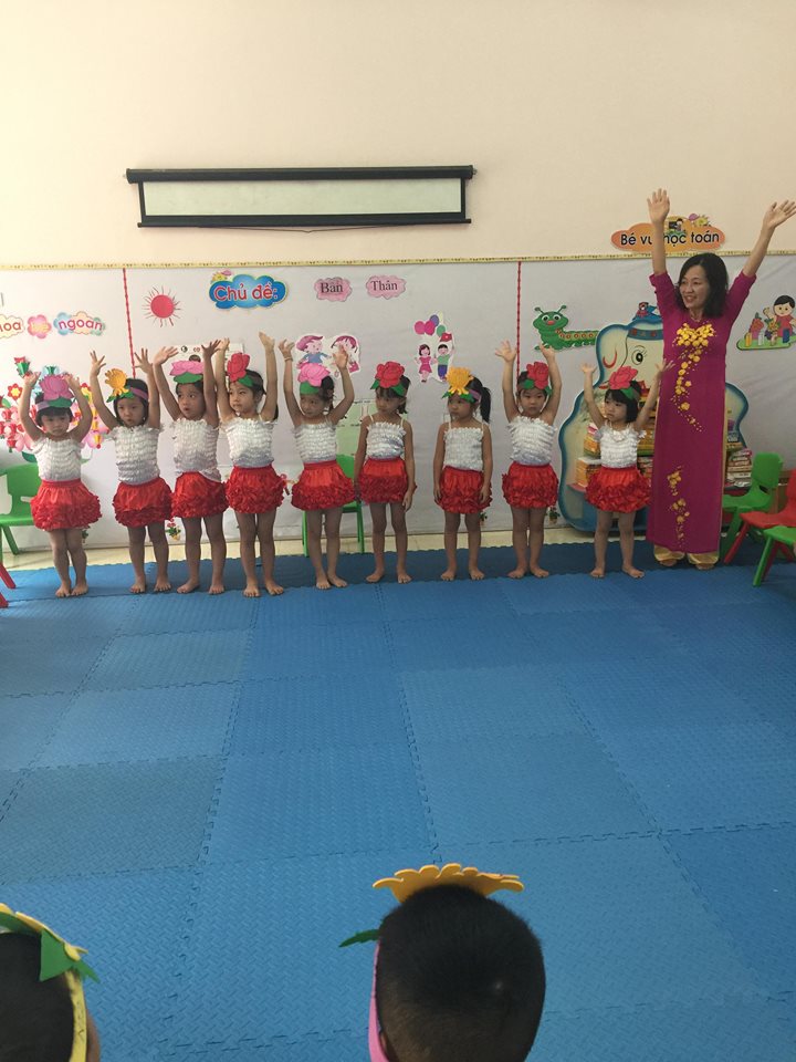 Hình ảnh cô Nguyễn Thị Vân đang tổ chức các hoạt động trong ngày