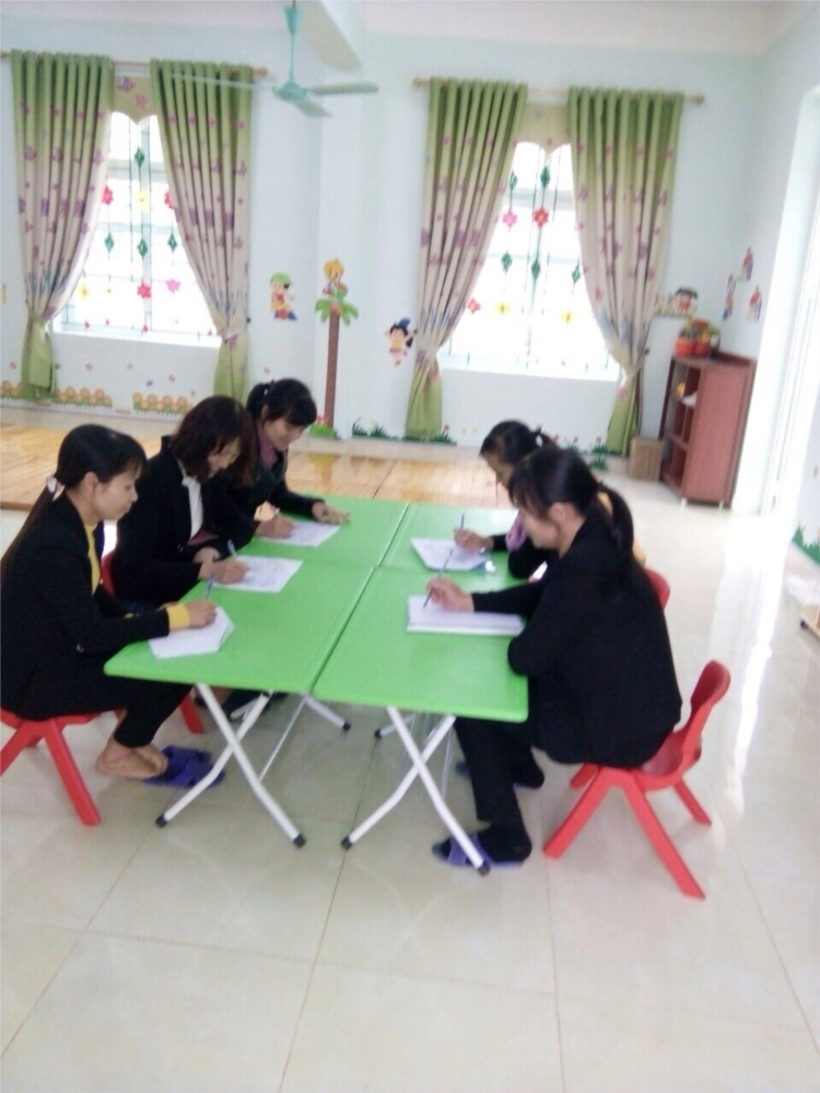 Hình ảnh các cán bộ giáo viên tổng hợp số liệu