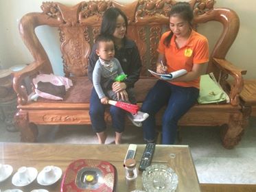 Hình ảnh cán bộ giáo viên đi điều tra tại các hộ gia đình