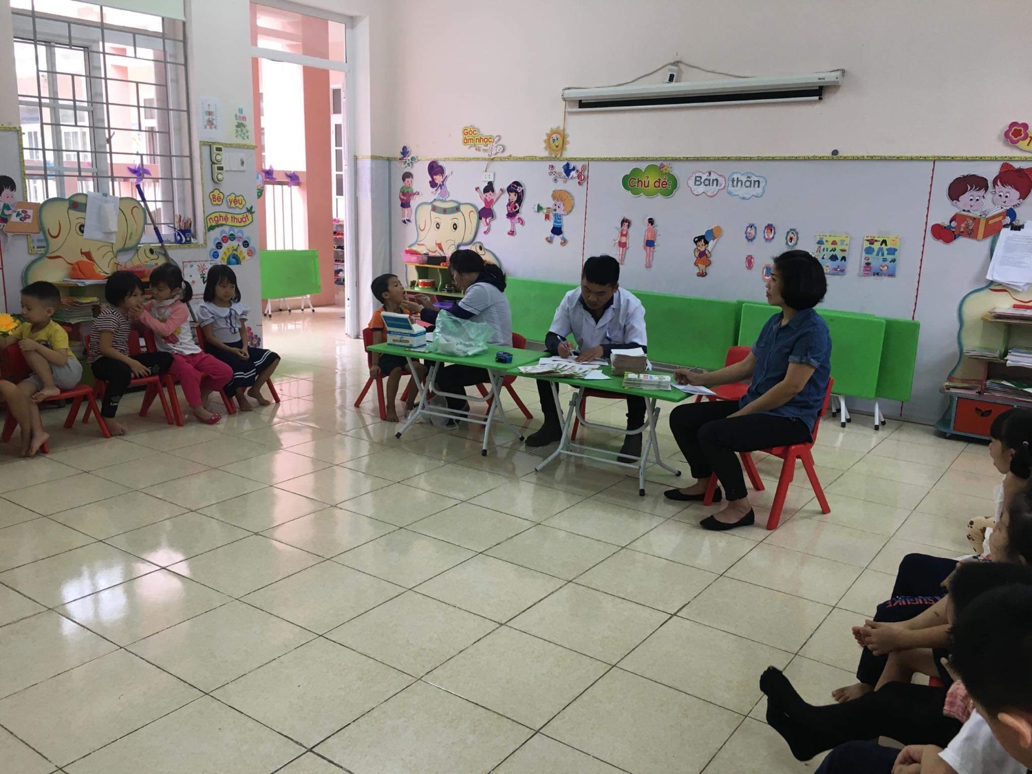 CHĂM SÓC SỨC KHỎE THEO MÙA TẠI TRƯỜNG MẦM NON HOA HỒNG