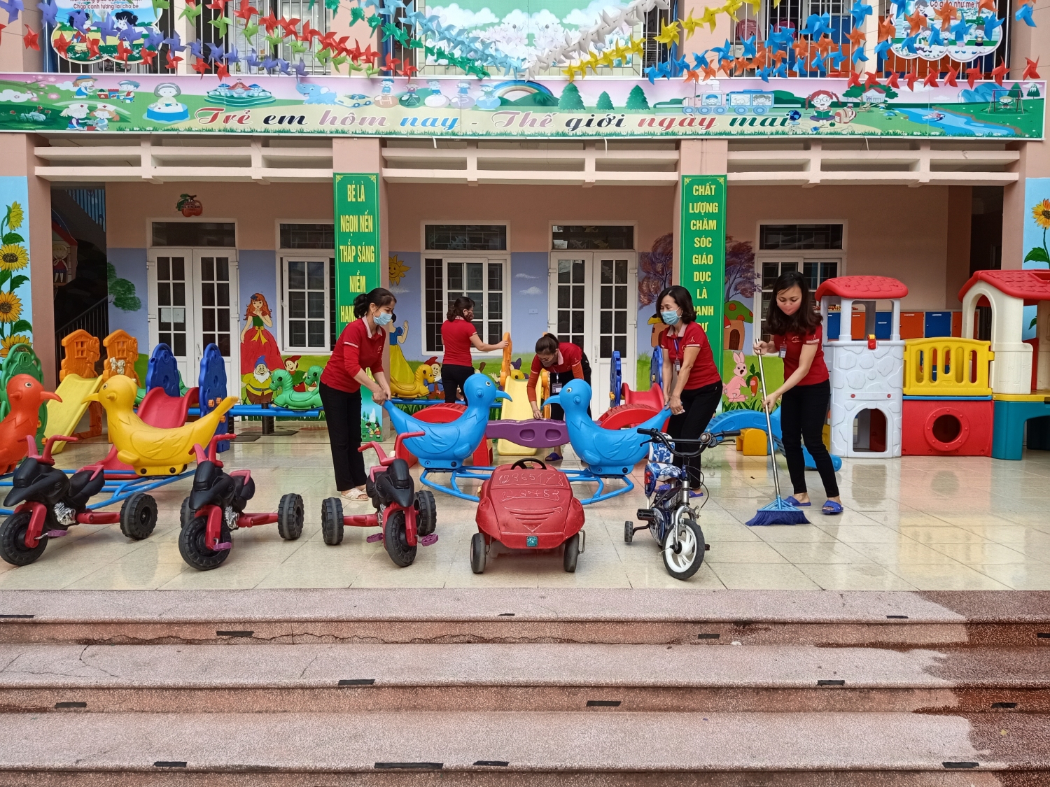 CÔNG TÁC THỰC HIỆN NGÀY ĐẦU QUAY TRỞ LẠI TRƯỜNG HỌC CỦA TRƯỜNG MẦM NON HOA HỒNG SAU THỜI GIAN NGHỈ PHÒNG TRÁNH DỊCH COVID-19