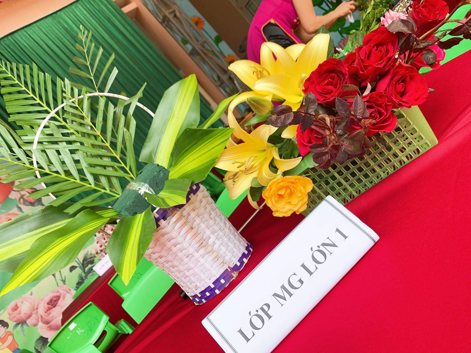 HOẠT ĐỘNG TRẢI NGHIỆM CHO CÁC BÉ CẮM HOA CHÀO MỪNG 38 NĂM NGÀY NHÀ GIÁO VIỆT NAM 20/11 CỦA TRƯỜNG MẦM NON HOA HỒNG