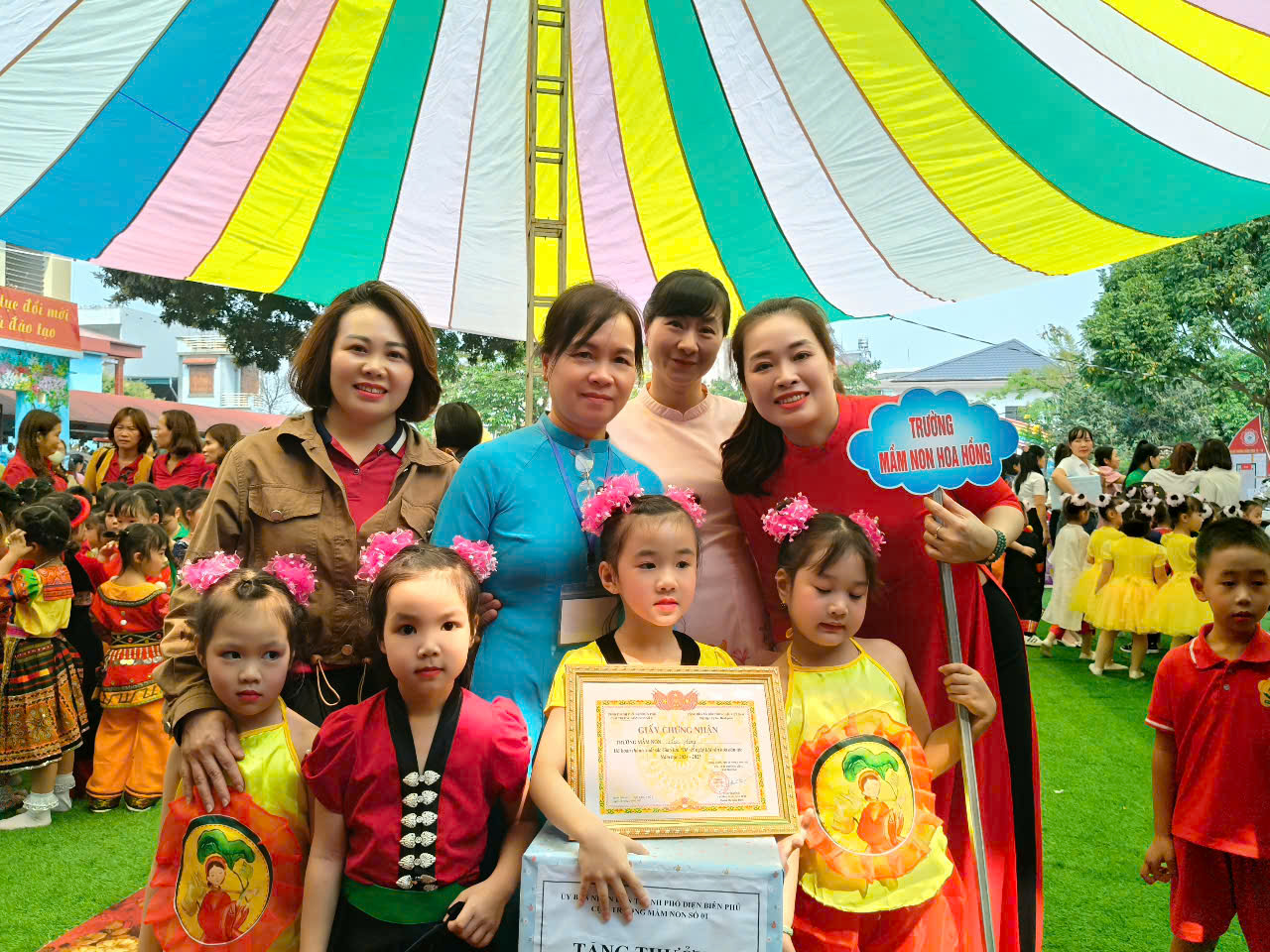 TRƯỜNG MẦM NON HOA HỒNG GÓP PHẦN GÌN GIỮ NÉT ĐẸP VĂN HÓA TRUYỀN THỐNG CÁC DÂN TỘC.