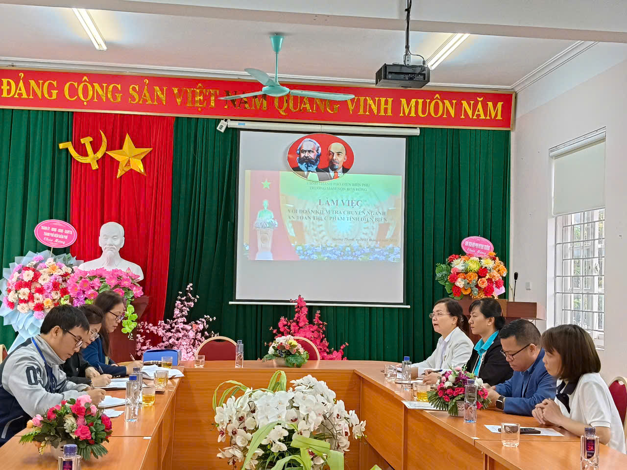 TRƯỜNG MẦM NON HOA HỒNG LÀM TỐT CÔNG TÁC  ĐẢM BẢO VỆ SINH AN TOÀN THỰC PHẨM TRONG HOẠT ĐỘNG  TỔ CHỨC BÁN TRÚ