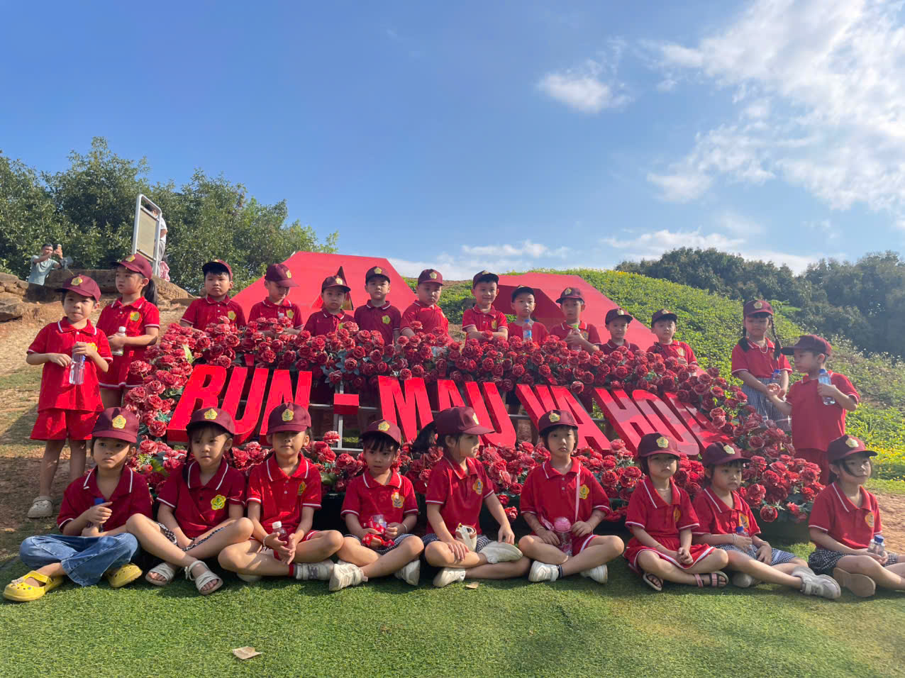 HOẠT ĐỘNG Ý NGHĨA CHÀO MỪNG 50 NĂM NGÀY GIẢI PHÓNG MIỀN NAM THỐNG NHẤT ĐẤT NƯỚC CỦA CÁC BÉ TRƯỜNG MẦM NON HOA HỒNG