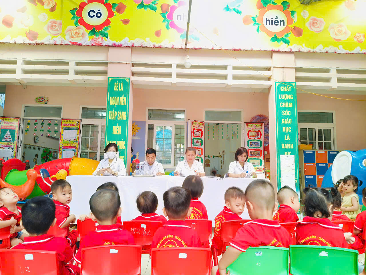 TRUNG TÂM Y TẾ PHƯỜNG MƯỜNG THANH CHĂM SÓC SỨC KHỎE CHO TRẺ TẠI TRƯỜNG MẦM NON HOA HỒNG