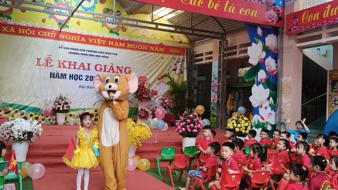 KHÔNG KHÍ TƯNG BỪNG TRONG LỄ KHAI GIẢNG  NĂM HỌC 2025 - 2026 CỦA TRƯỜNG MẦM NON HOA HỒNG