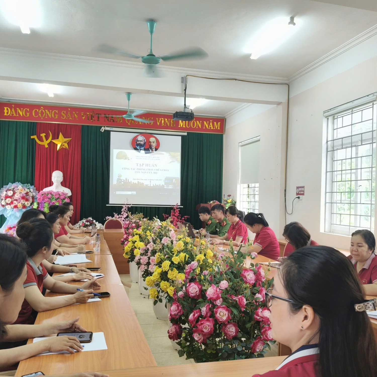 TRƯỜNG MẦM NON HOA HỒNG TỔ CHỨC THÀNH CÔNG TẬP HUẤN CÔNG TÁC PCCC – CHCN NĂM HỌC 2025- 2026.