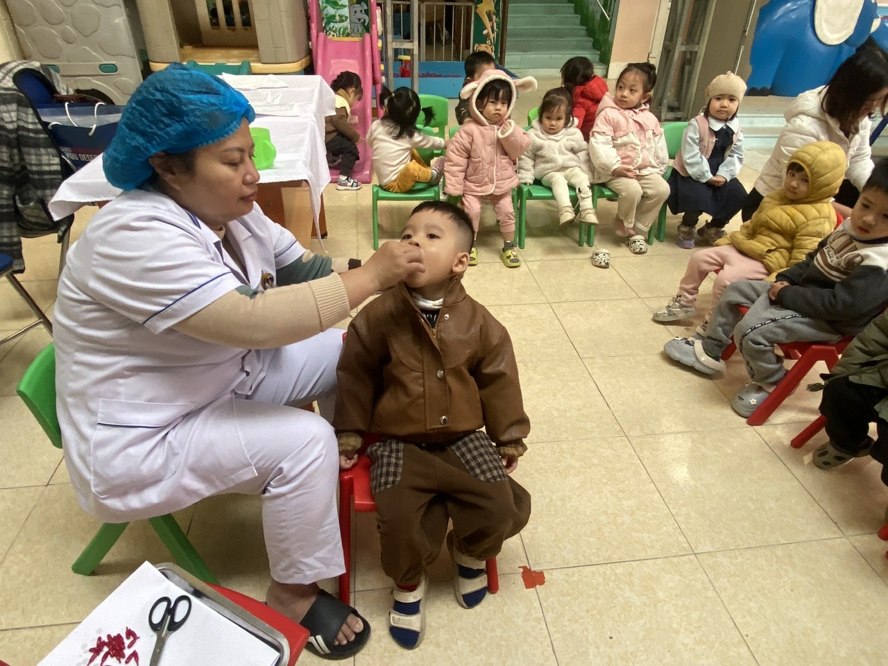 TRƯỜNG MẦM NON HOA HỒNG PHỐI HỢP VỚI TRUNG TÂM Y TẾ PHƯỜNG ĐIỆN BIÊN PHỦ TRONG CÔNG TÁC UỐNG VITAMIN A VÀ CHĂM SÓC SỨC KHỎE CHO TRẺ