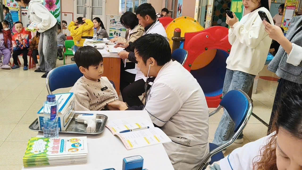 CÔNG TÁC PHỐI HỢP GIỮA TRƯỜNG MẦM NON HOA HỒNG VÀ ĐIỂM TRẠM Y TÊ MƯỜNG THANH KHÁM SỨC KHOẺ ĐỊNH KÌ CHO TRẺ EM