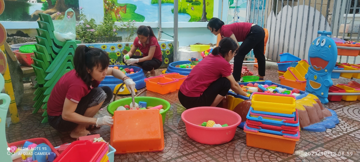 CÔNG TÁC VỆ VINH KHỬ KHUẨN HÀNG TUẦN CỦA TRƯỜNG MẦM NON HOA HỒNG ĐỂ PHÒNG TRÁNH DỊCH BỆNH KHI THỜI TIẾT GIAO MÙA